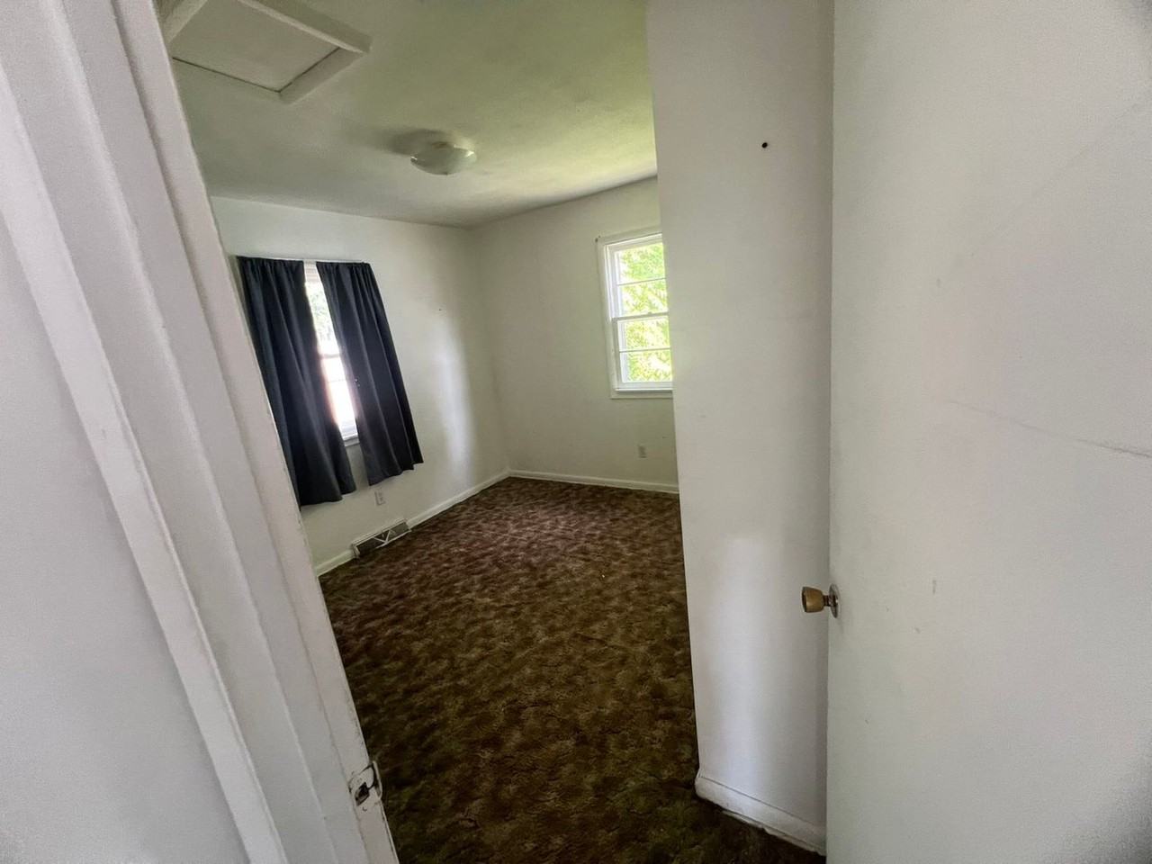 934 Jackson St - Photo 2 of 5