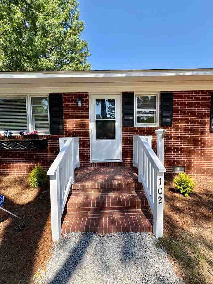 102 N Clarendon Dr - Photo 3 of 49