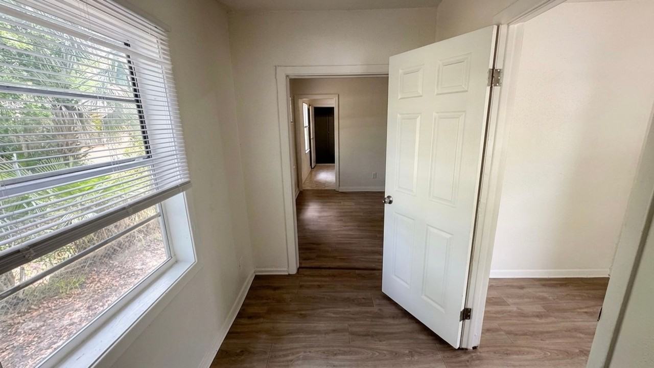 916 W 28th St - Photo 2 of 11