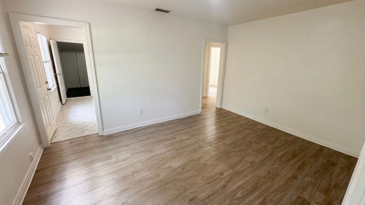 916 W 28th St - Photo 3 of 11