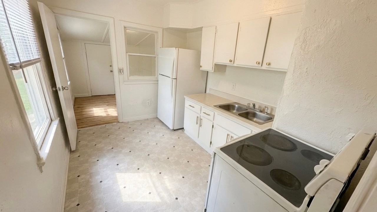 916 W 28th St - Photo 4 of 11