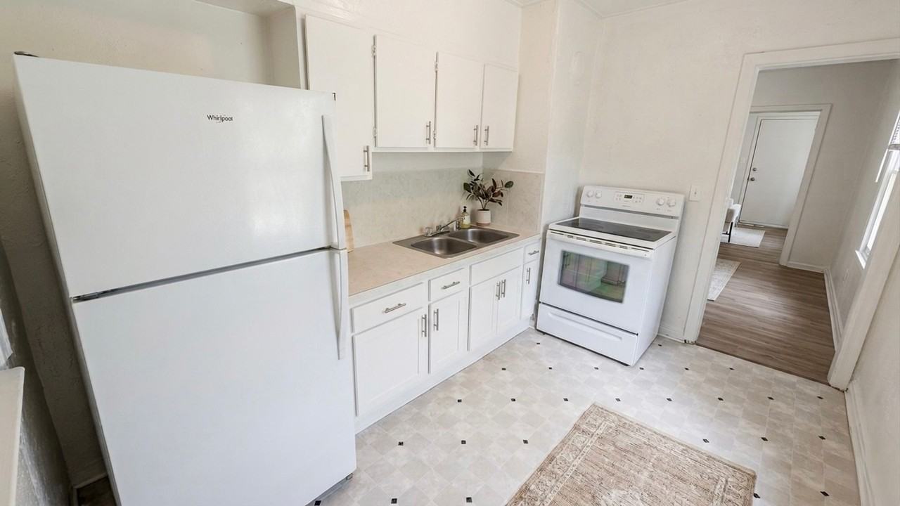 916 W 28th St - Photo 6 of 11