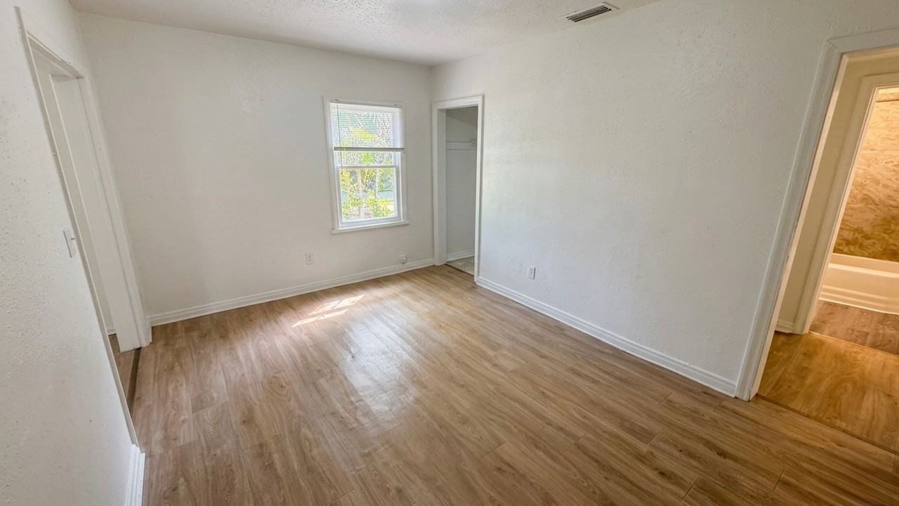 916 W 28th St - Photo 7 of 11