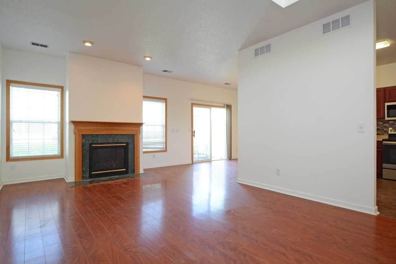 1475 Yorkshire Ln - Photo 2 of 19