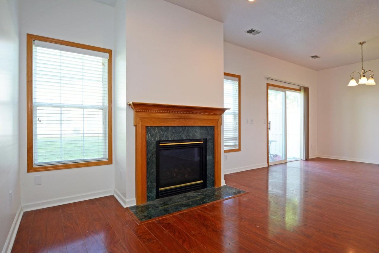 1475 Yorkshire Ln - Photo 3 of 19