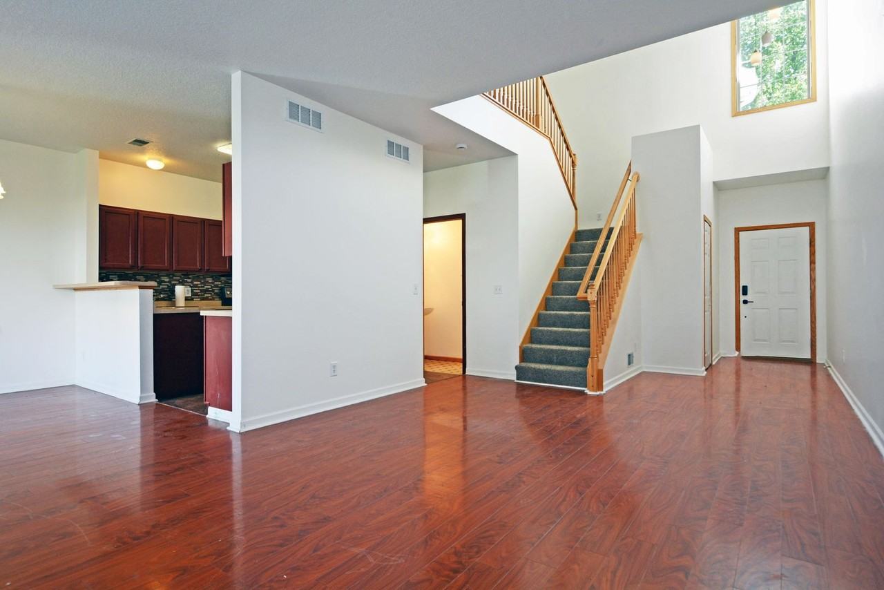 1475 Yorkshire Ln - Photo 4 of 19