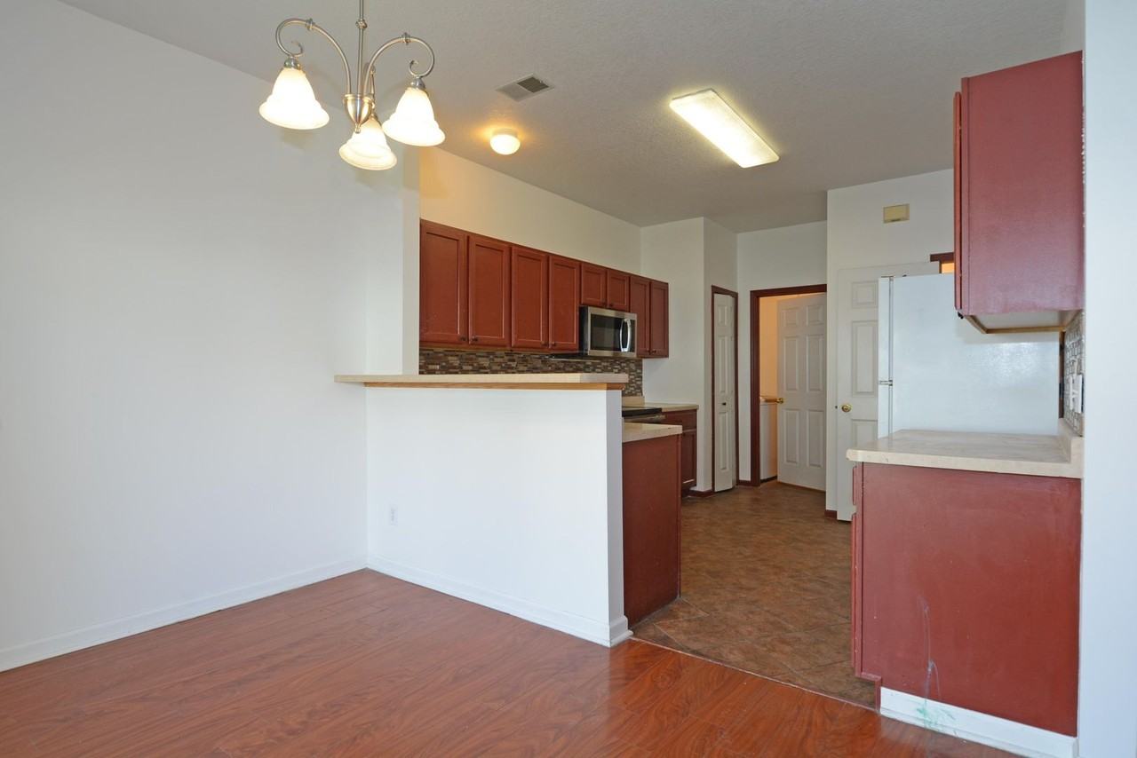 1475 Yorkshire Ln - Photo 5 of 19