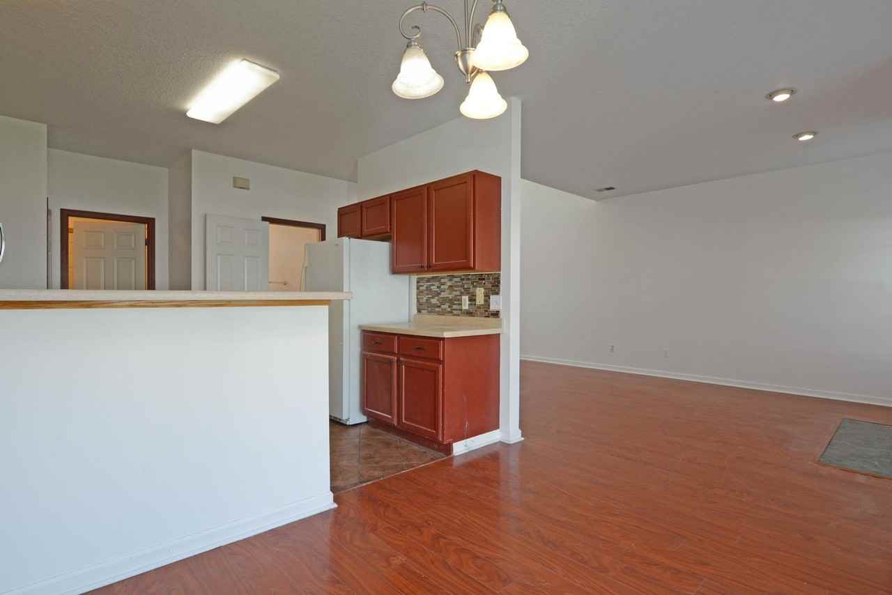 1475 Yorkshire Ln - Photo 6 of 19