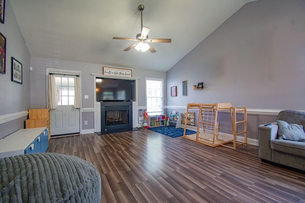 1212 Alexwood Dr - Photo 3 of 24