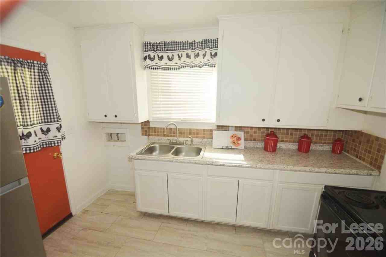 2143 Finchley Dr - Photo 3 of 10