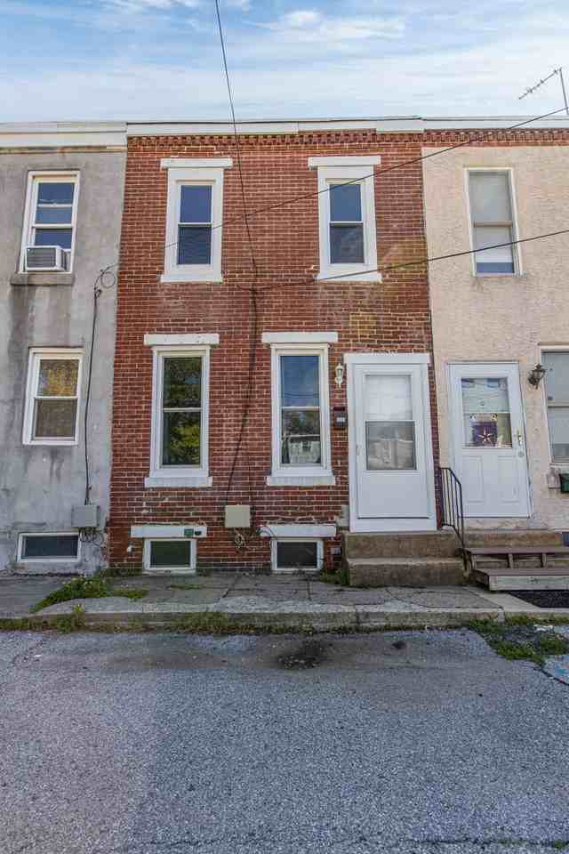 733 Center St - Photo 3 of 26