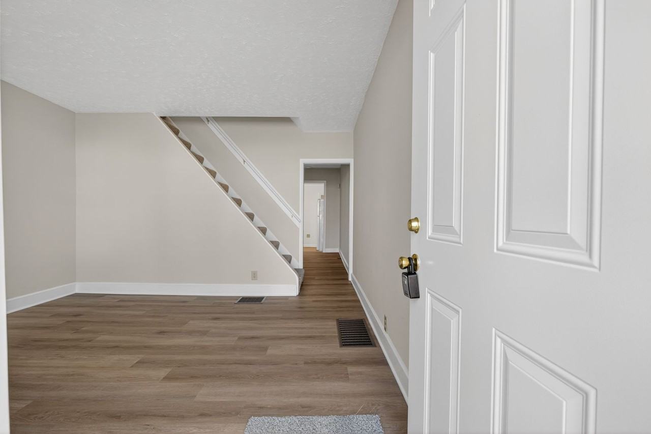 733 Center St - Photo 4 of 26