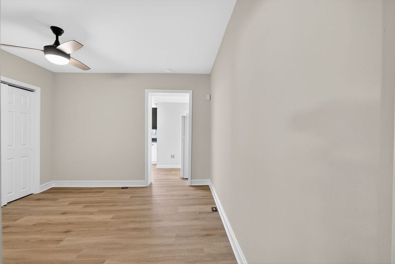733 Center St - Photo 5 of 26