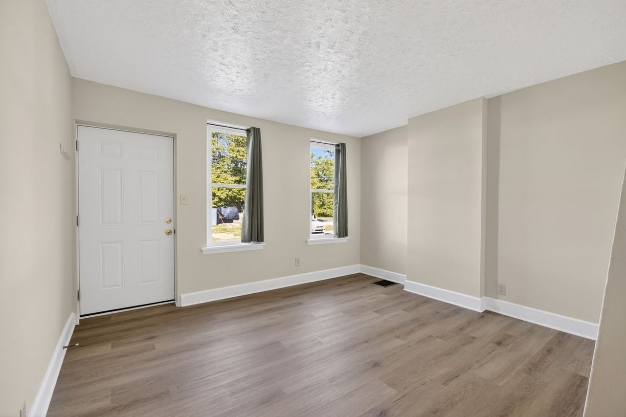 733 Center St - Photo 6 of 26