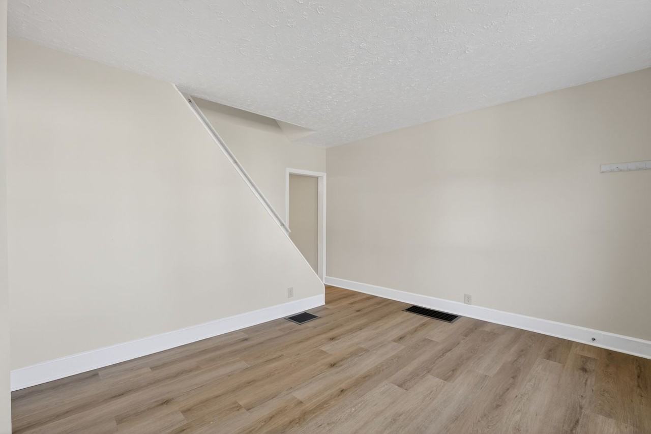 733 Center St - Photo 7 of 26