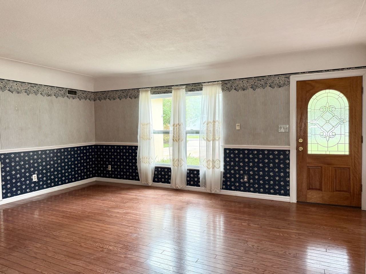 2523 Krueger Ln - Photo 6 of 39