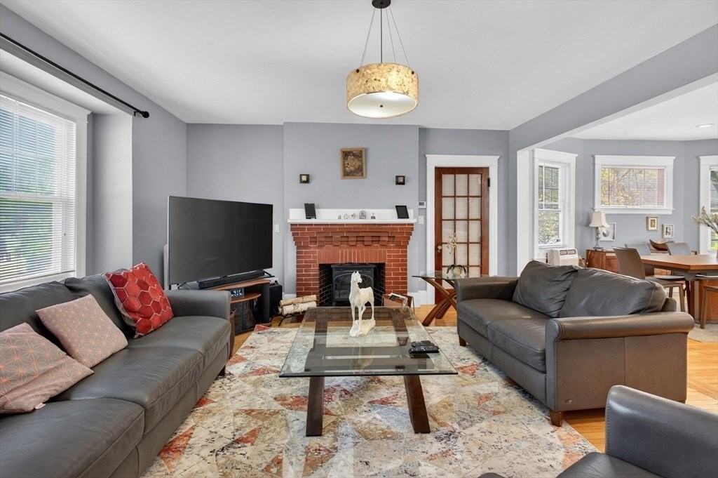 962 Pleasant St - Photo 4 of 32