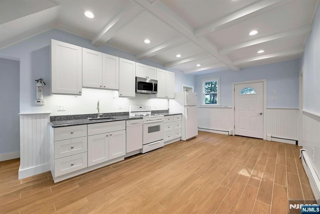 288 S Van Dien Ave - Photo 3 of 31
