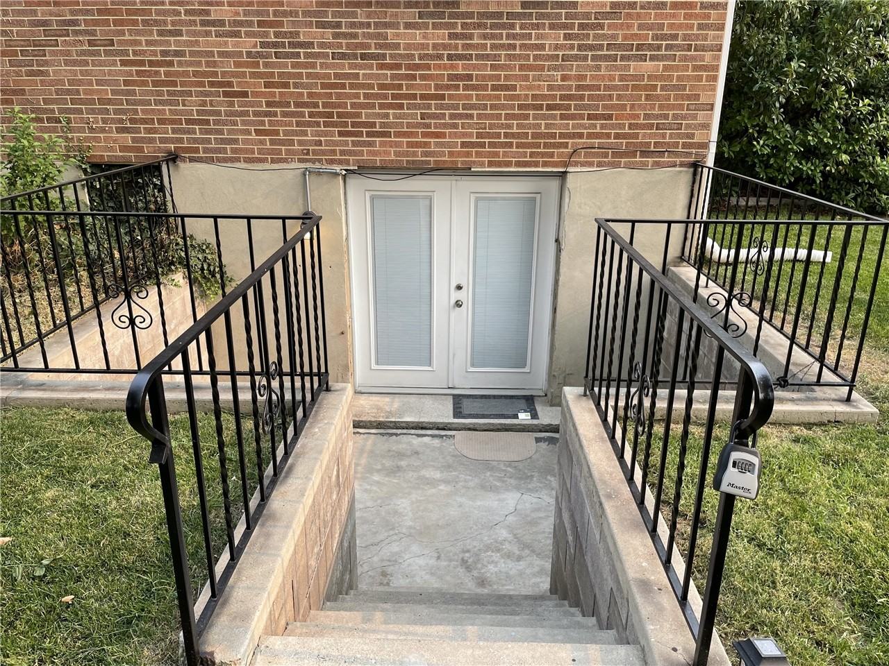926 S Main St - Photo 3 of 35