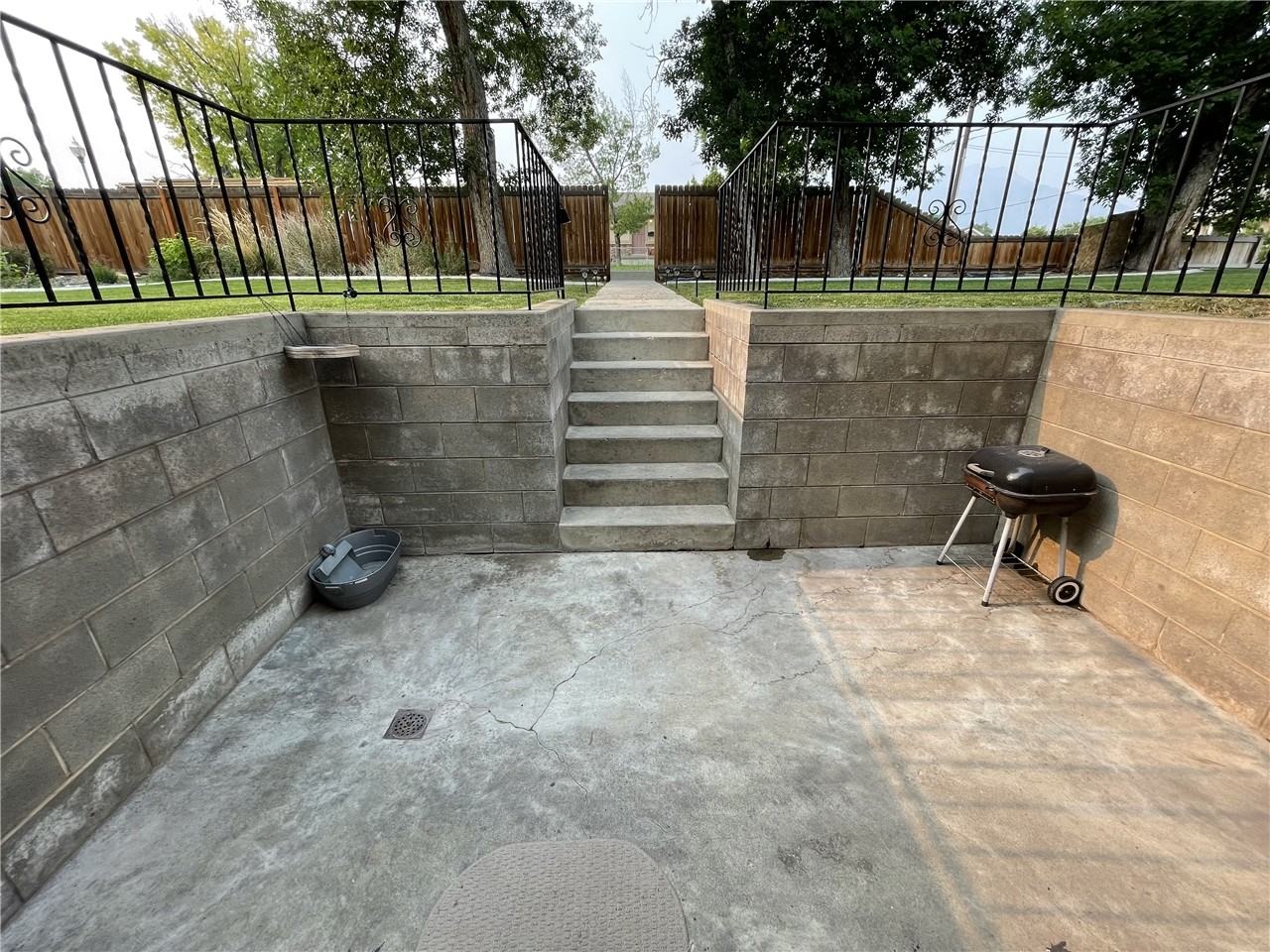 926 S Main St - Photo 5 of 35