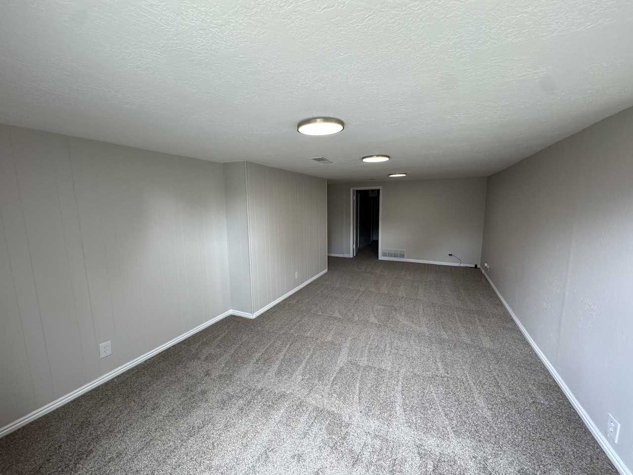 926 S Main St - Photo 6 of 35