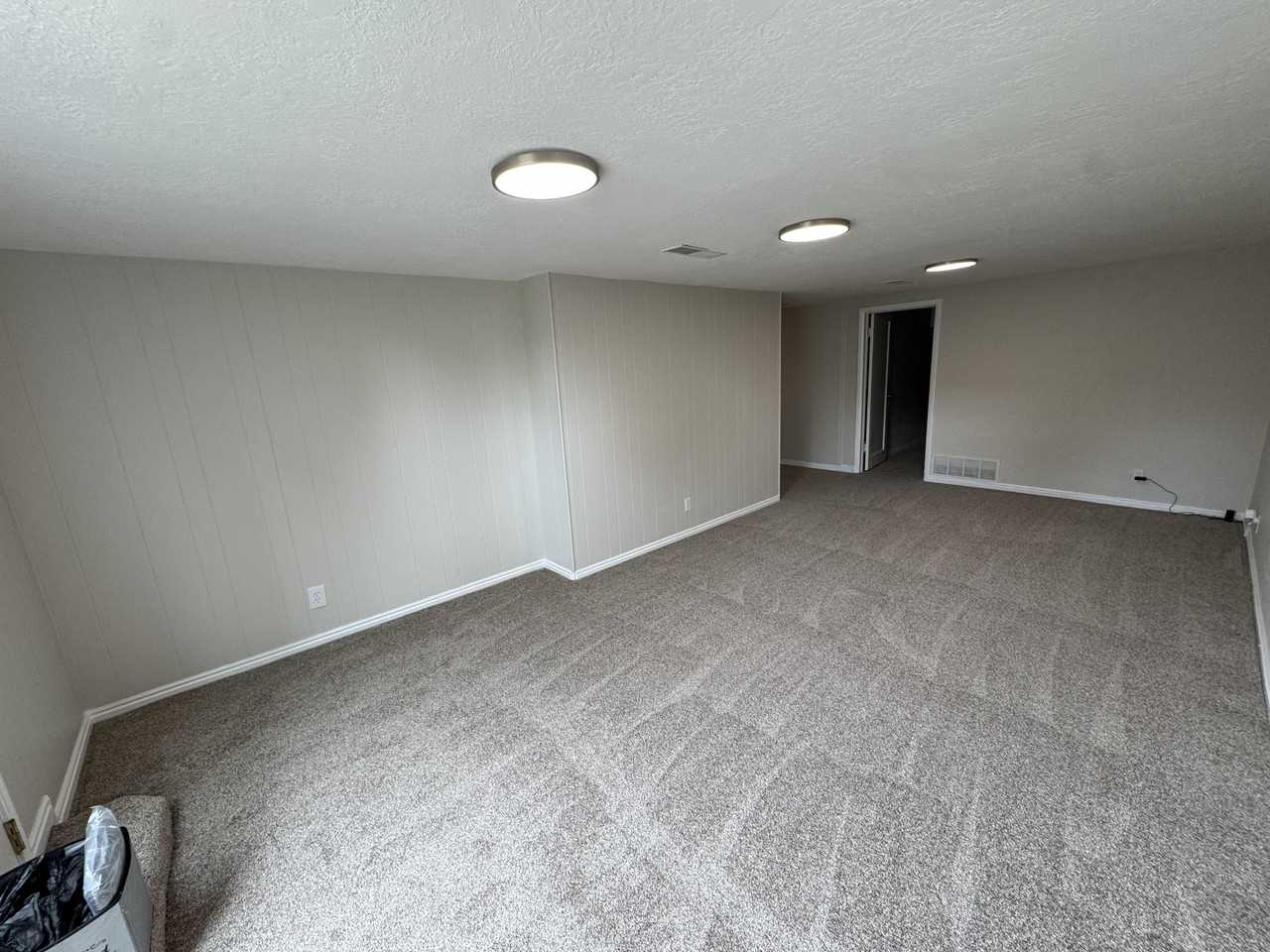 926 S Main St - Photo 7 of 35