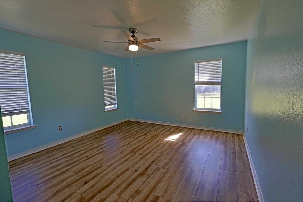 1876 Jamaica Dr - Photo 6 of 23