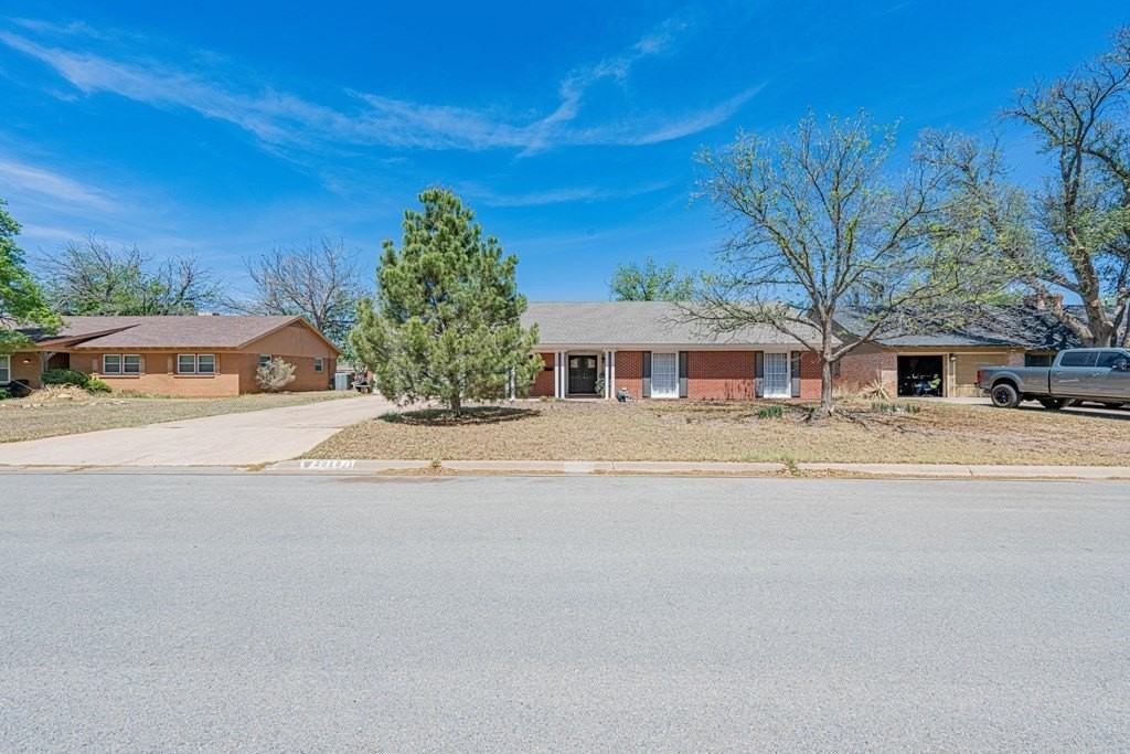 2818 Frontier Dr - Photo 2 of 35