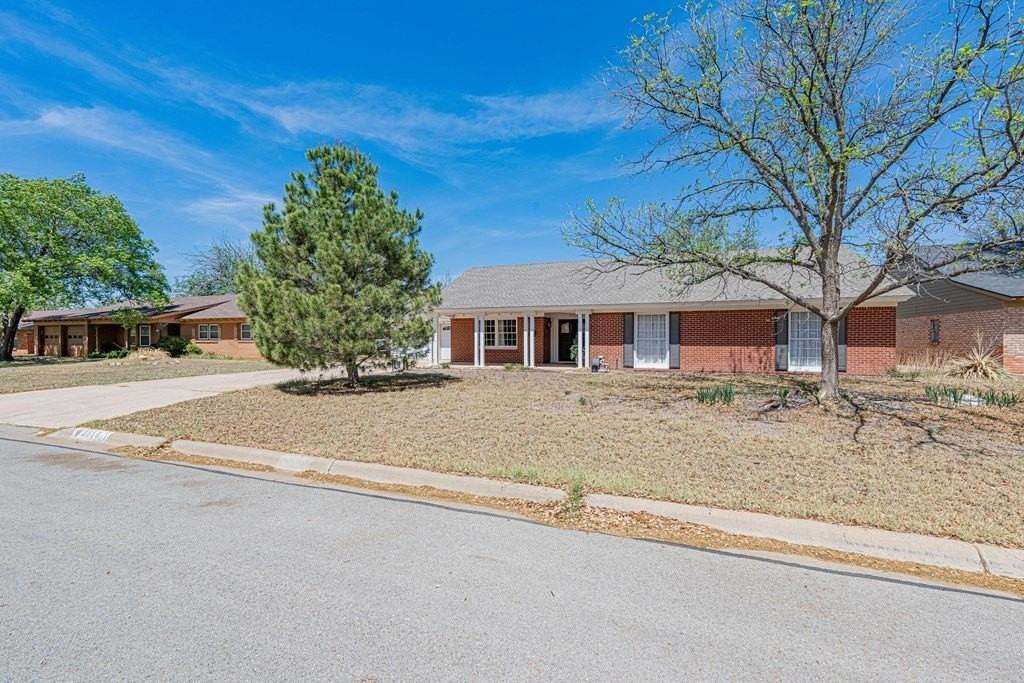 2818 Frontier Dr - Photo 4 of 35