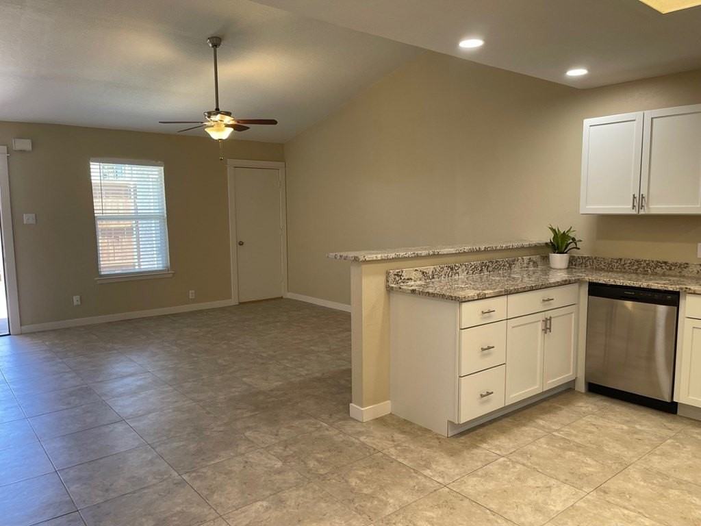 117 N Glenwood Dr #D - Photo 3 of 23