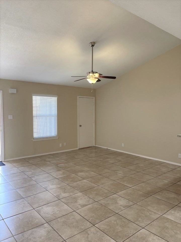 117 N Glenwood Dr #D - Photo 4 of 23