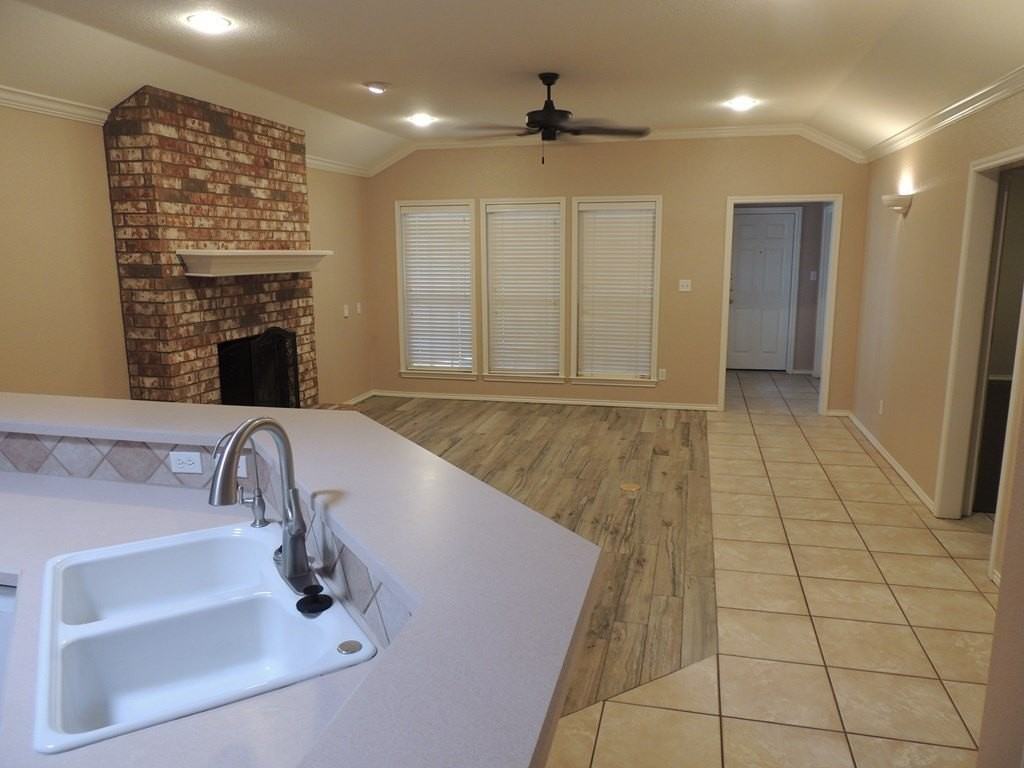 2913 Sunburst Dr - Photo 4 of 38
