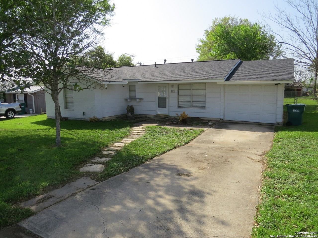 842 Horseshoe Trl - Photo 2 of 12