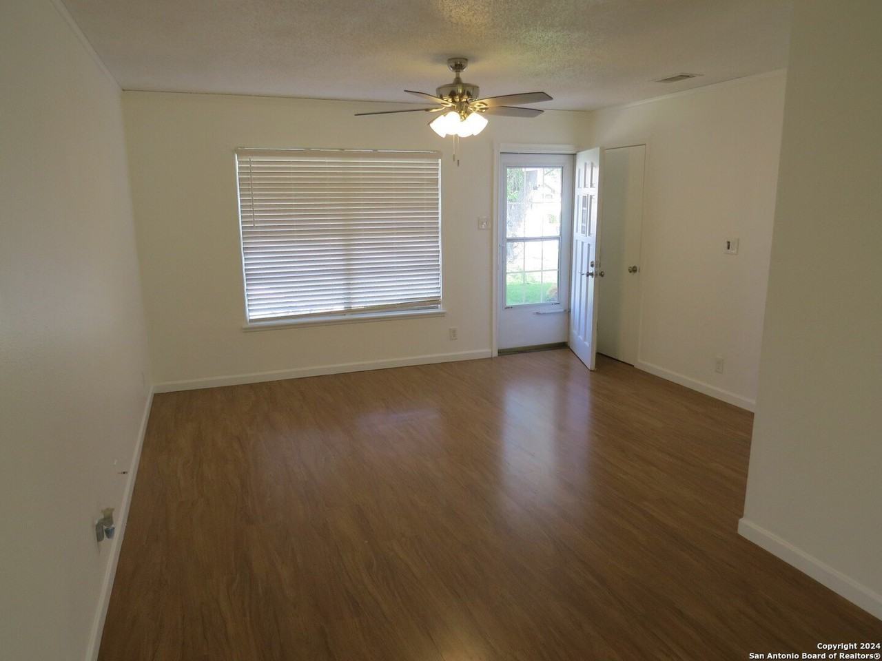 842 Horseshoe Trl - Photo 4 of 12