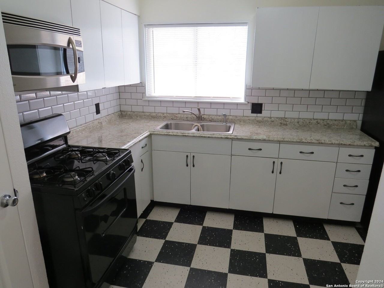 842 Horseshoe Trl - Photo 5 of 12