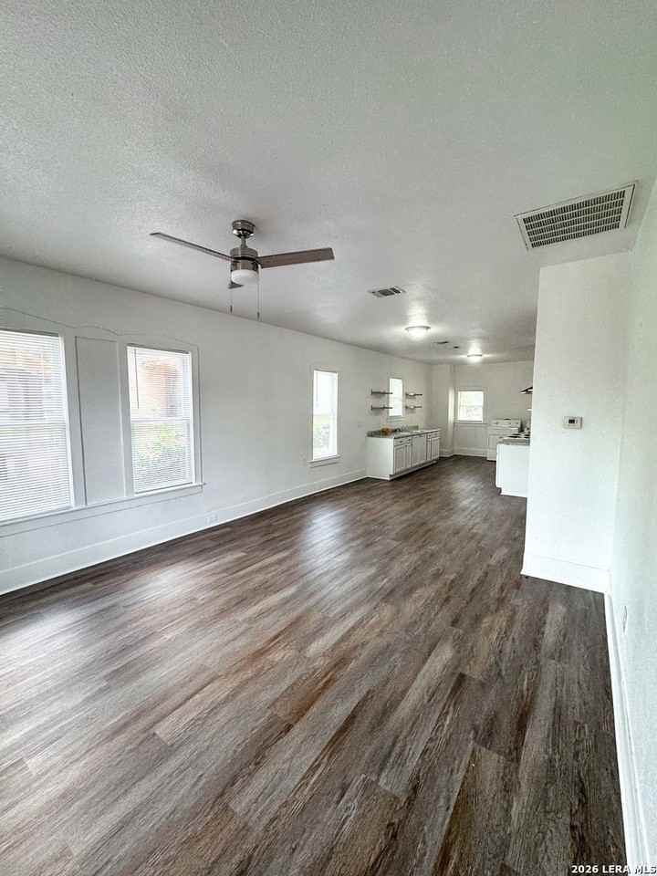 935 W Ridgewood Ct - Photo 2 of 7