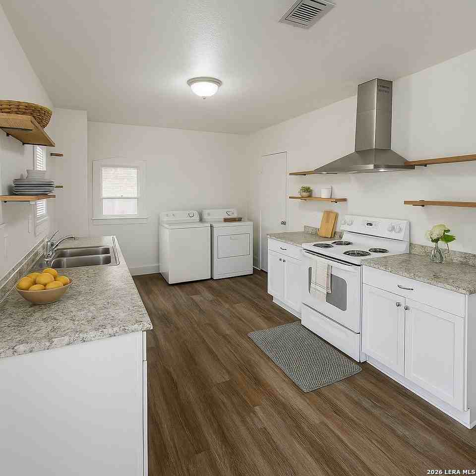 935 W Ridgewood Ct - Photo 3 of 7
