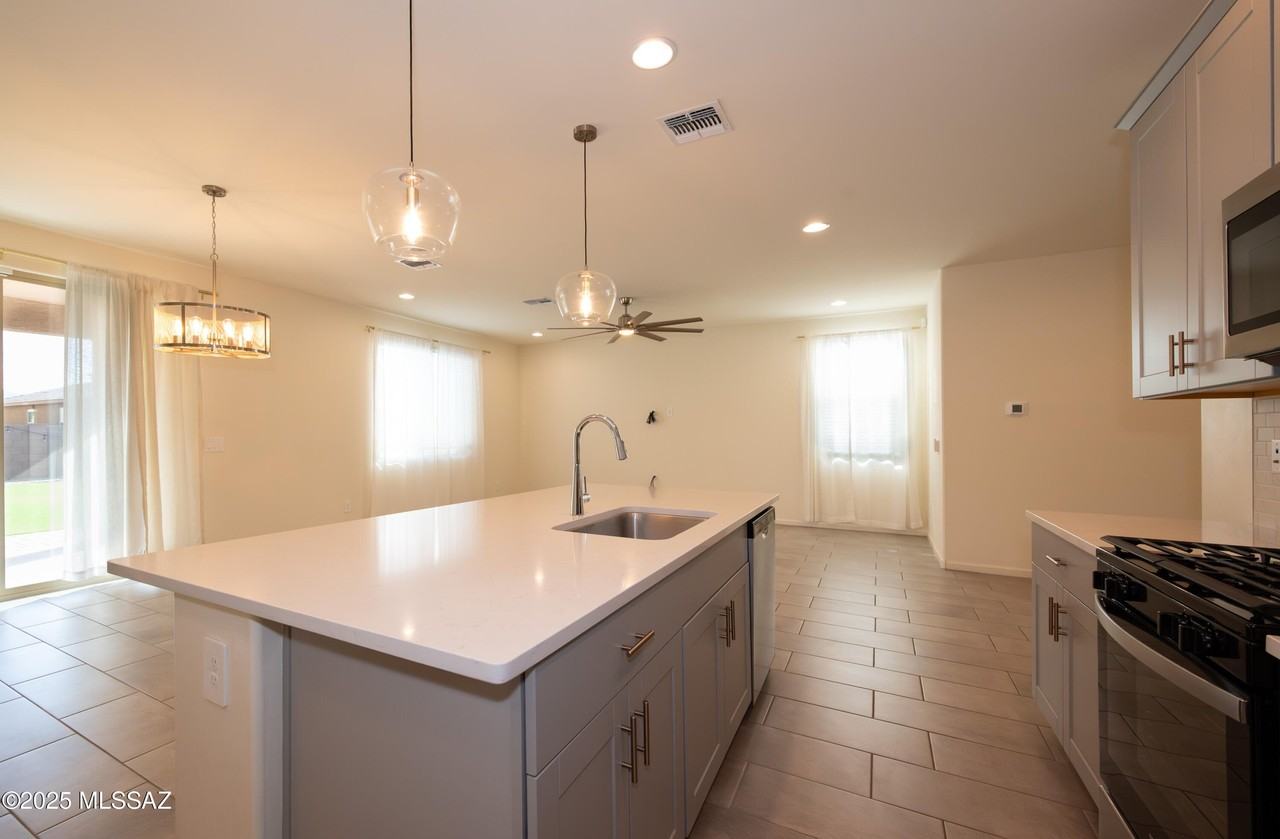 10410 W Robertson St - Photo 5 of 38