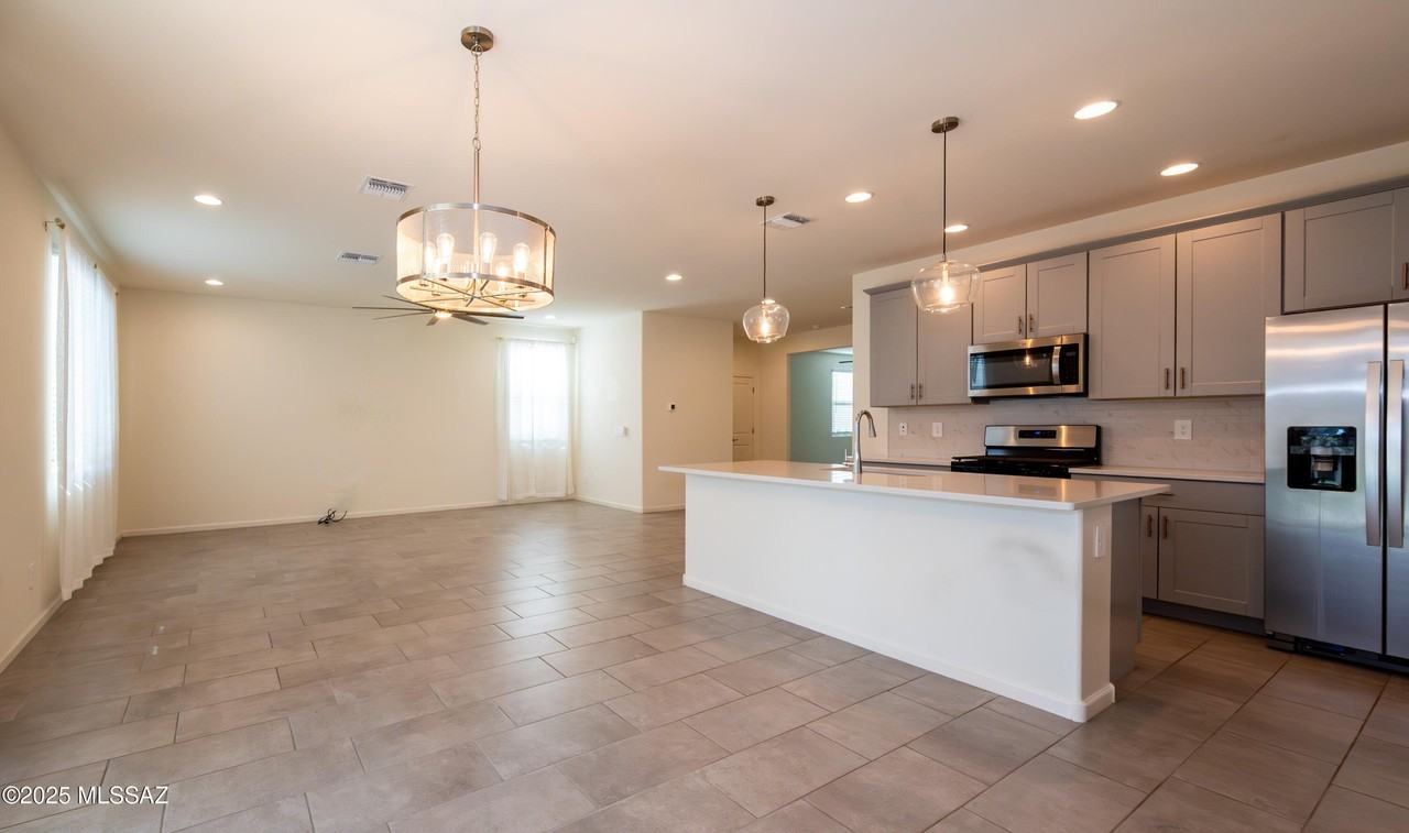 10410 W Robertson St - Photo 6 of 38