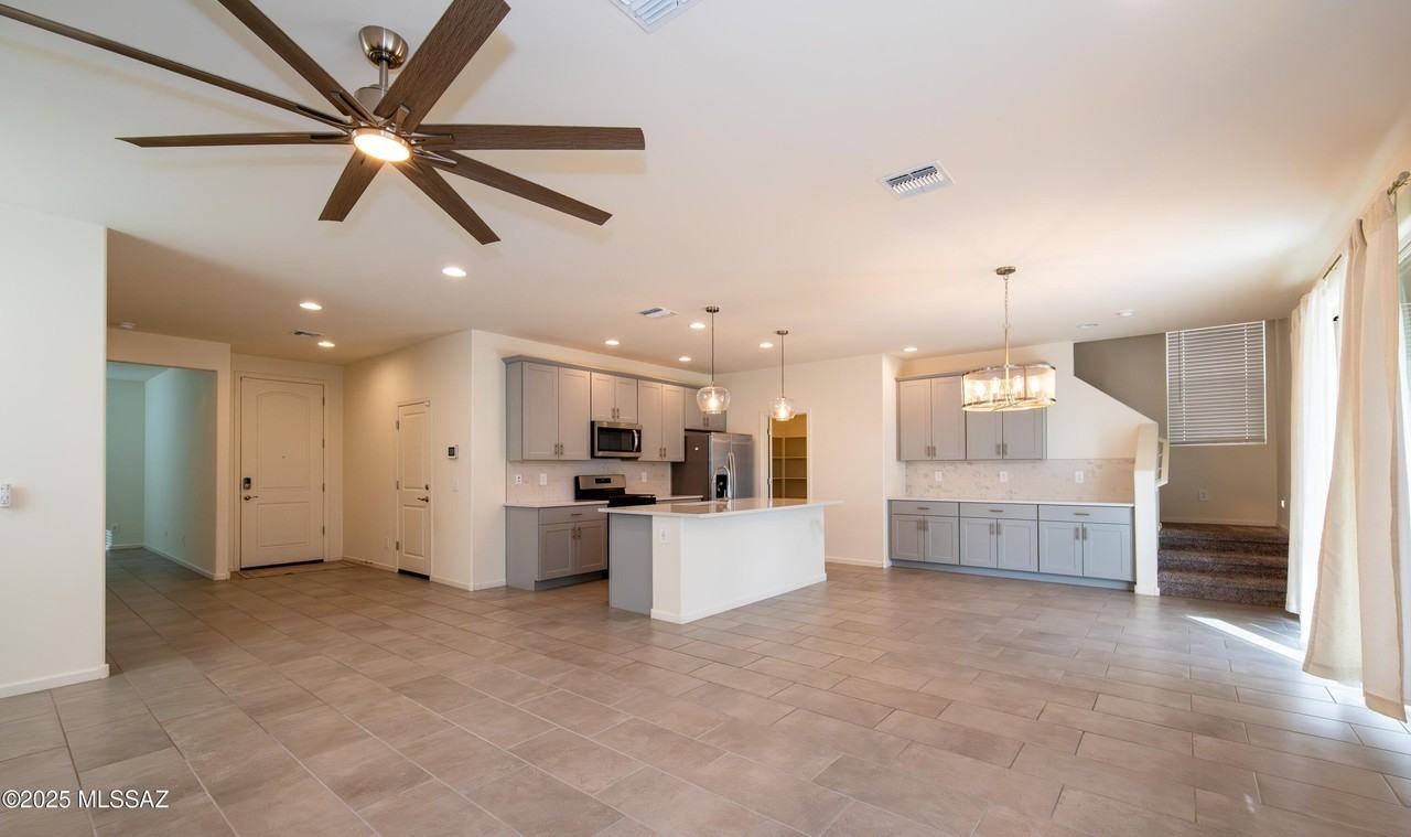 10410 W Robertson St - Photo 7 of 38