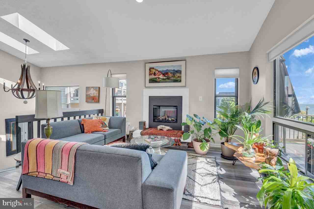 4013 Carousel Way - Photo 2 of 44