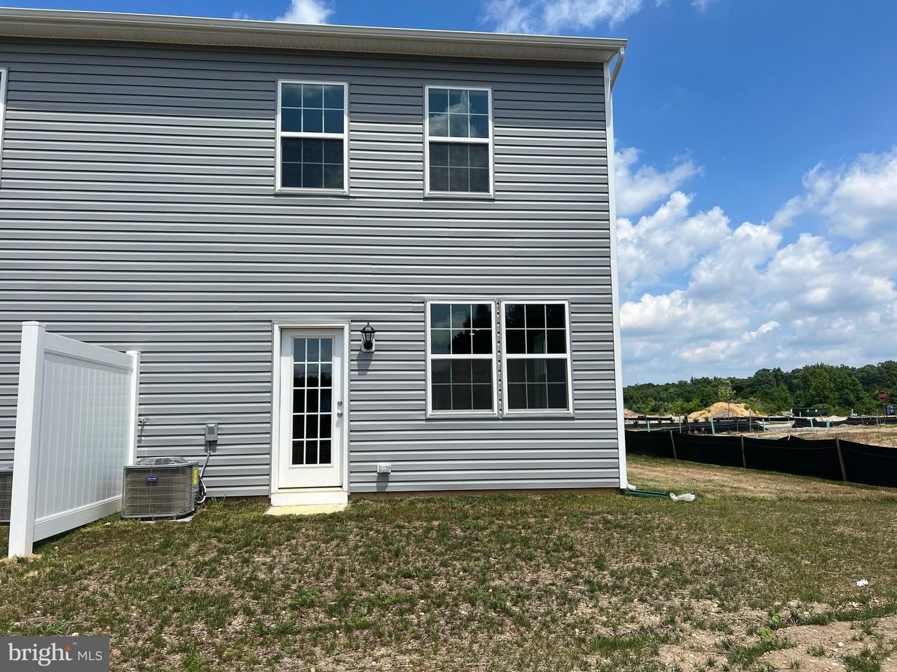 82 Arlotta St - Photo 4 of 50