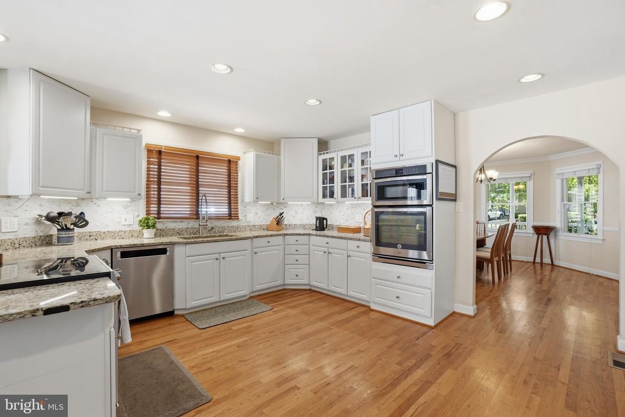 311 N Lee St - Photo 7 of 34