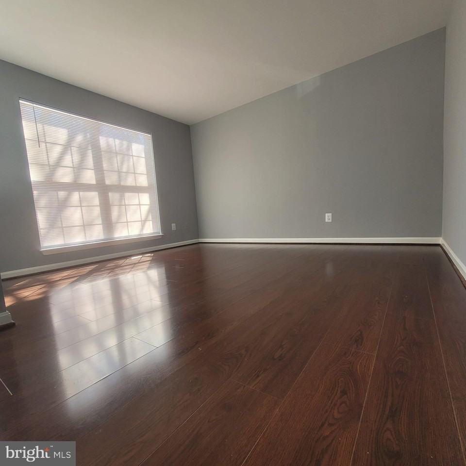 10918 Pope St - Photo 4 of 39