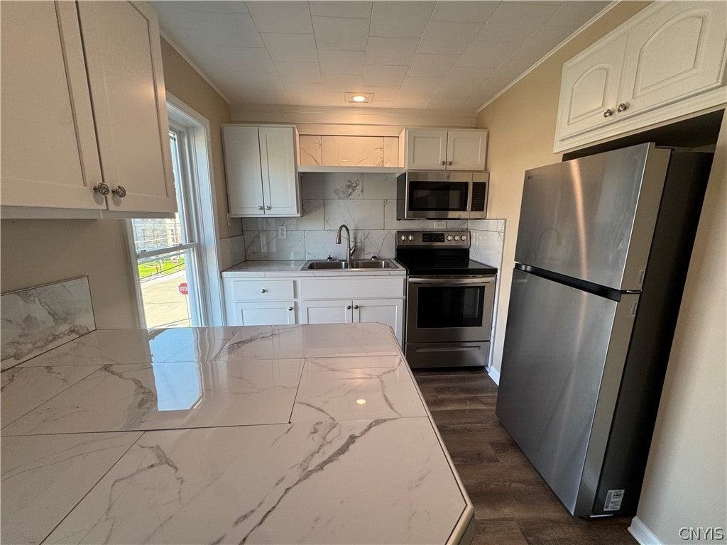 24 W Oneida St - Photo 2 of 15