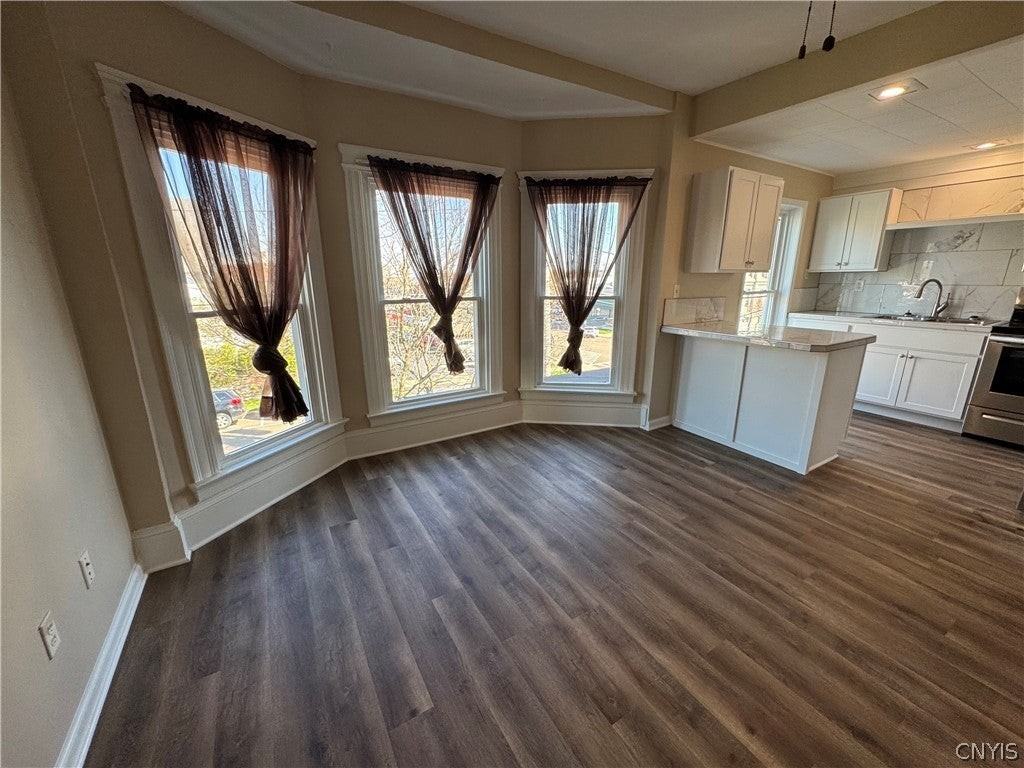 24 W Oneida St - Photo 4 of 15