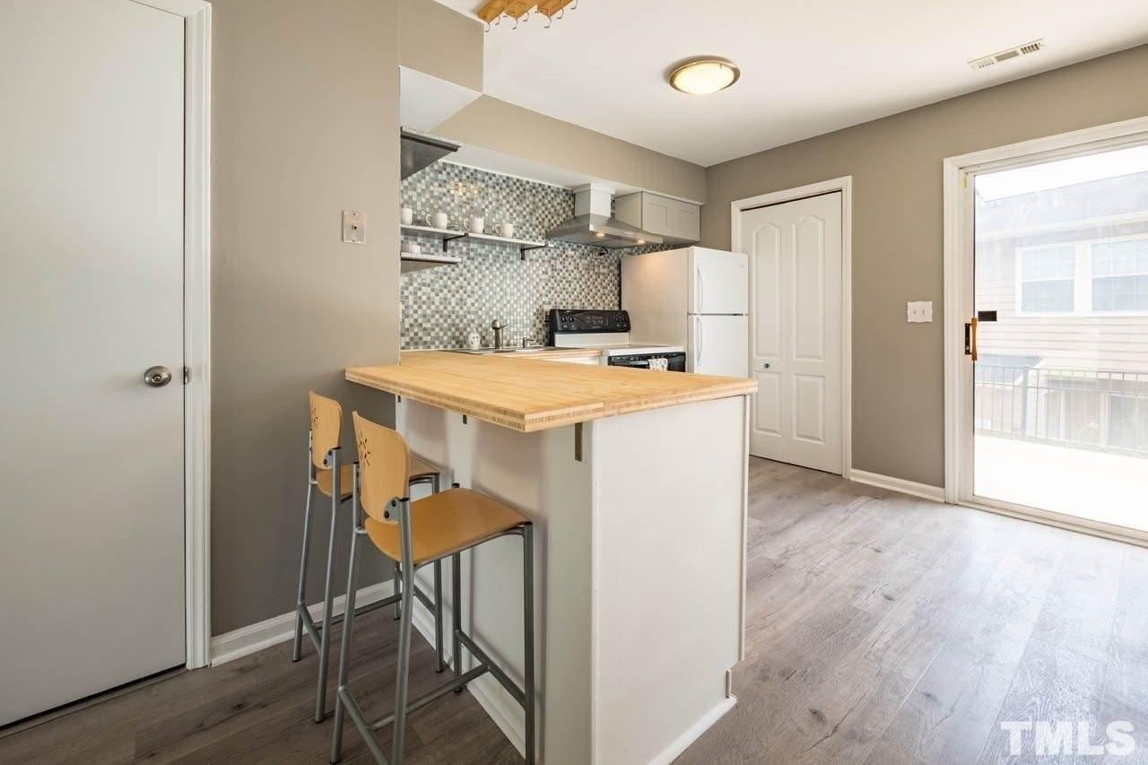 135 Coleridge Ct - Photo 3 of 12