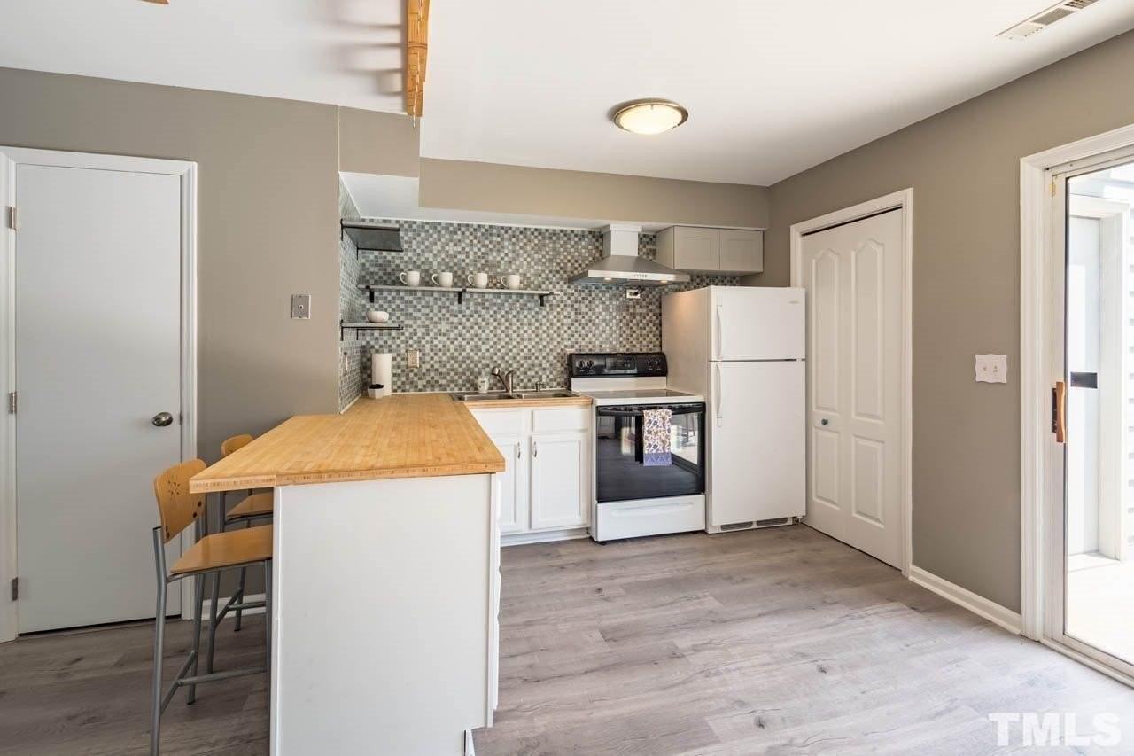 135 Coleridge Ct - Photo 4 of 12