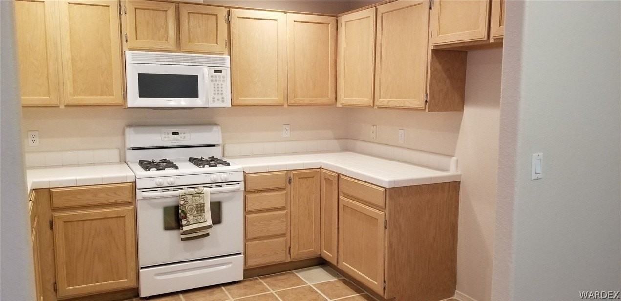 4492 S Caitlan Ave - Photo 4 of 13