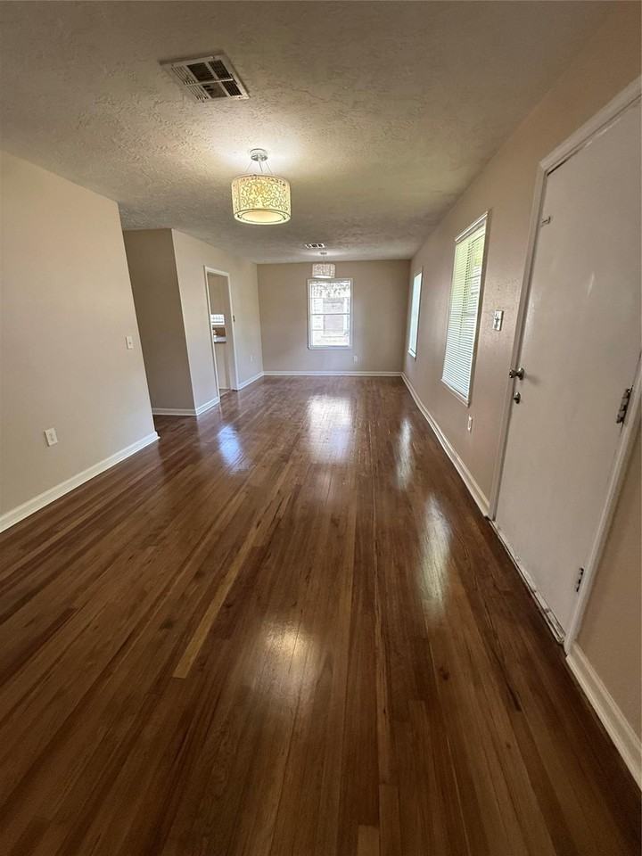 8108 Wier Dr - Photo 5 of 19
